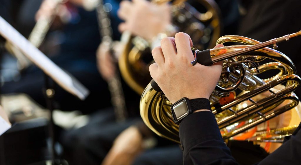 how to hold the french horn