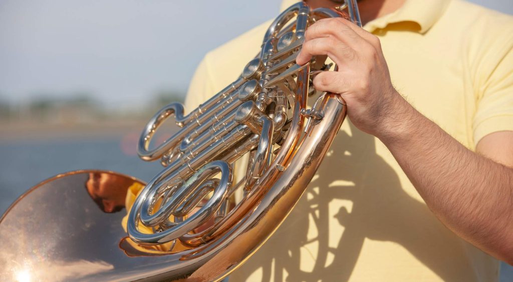 how to properly hold a french horn
