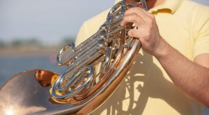 how to properly hold a french horn